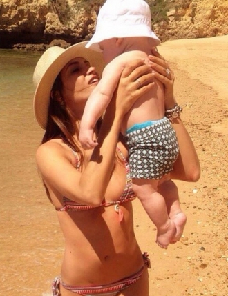 Sara Carbonero, en la playa con su hijo Martín