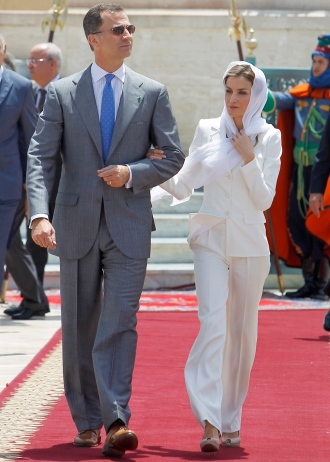 El look de la reina Letizia, acorde con las costumbres de Marruecos