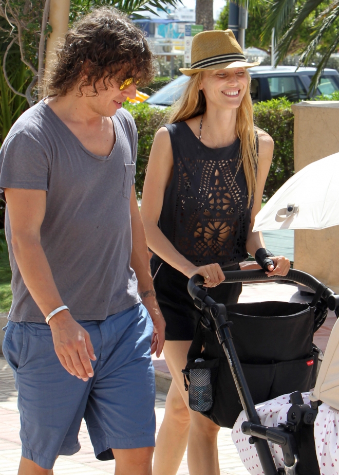 Carles Puyol y Vanessa Lorenzo pasean a su hija por Ibiza