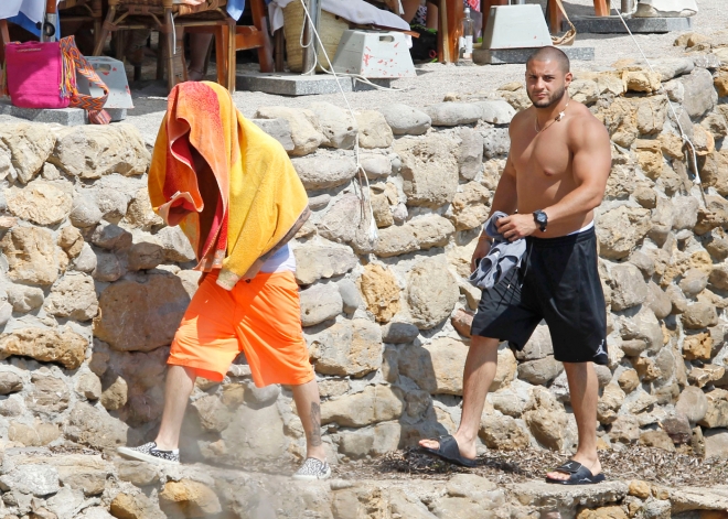 Justin Bieber sale escondido de una playa de Ibiza