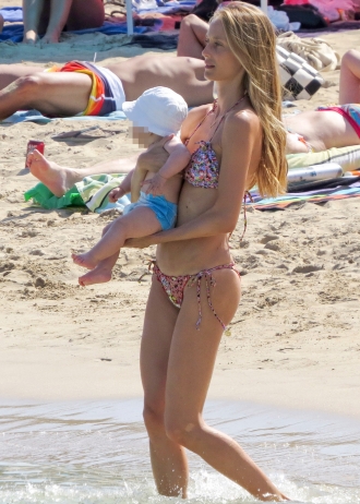 Vanessa Lorenzo, novia de Puyol, con su hija Manuela