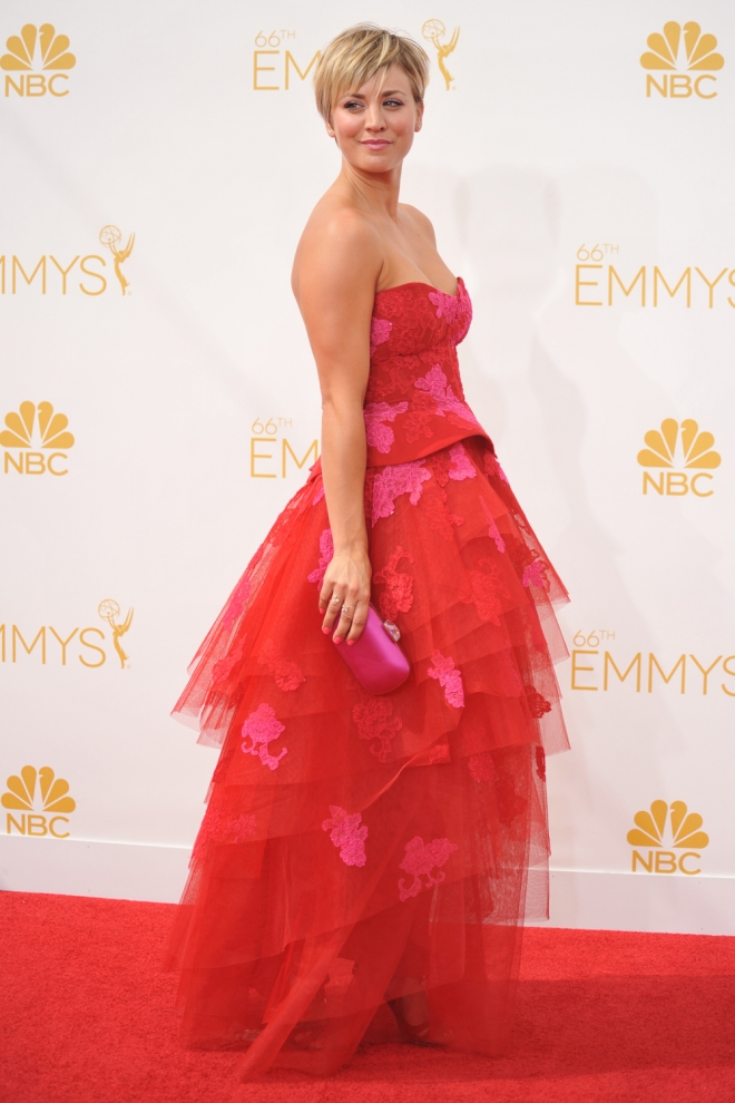 El look de Kaley Cuoco en los Premios Emmy 2014