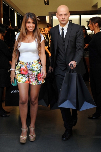 Antonella Roccuzzo, de compras en la tienda de Dolce Gabbana de Milán