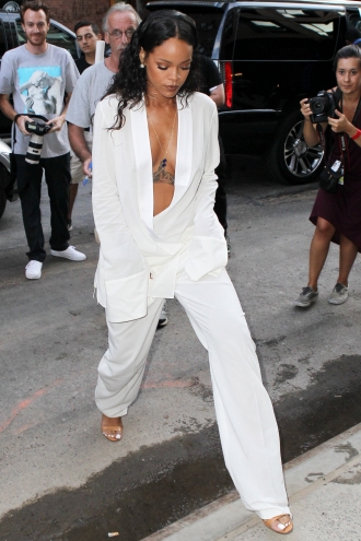 El arriesgado escote de Rihanna en la Semana de la Moda de Nueva York