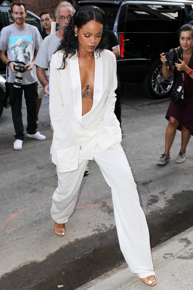 El arriesgado escote de Rihanna en la Semana de la Moda de Nueva York