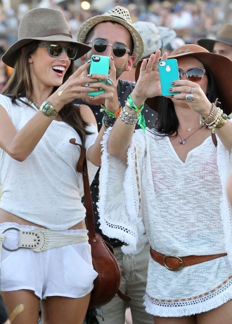 Alessandra Ambrosio lleva su iPhone a la última moda