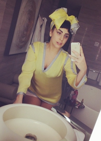 Lady Gaga fotografía sus extraños looks con su iPhone