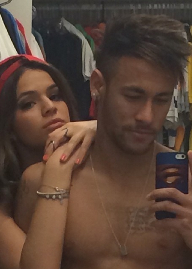 Neymar, el futbolista adicto a los selfies, con su iPhone