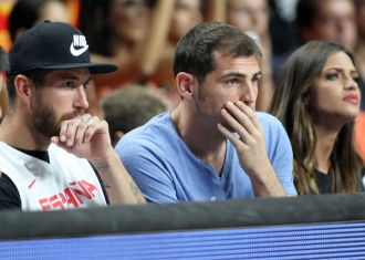 Sara Carbonero, Iker Casillas y Sergio Ramos, en el Mundial de Baloncesto 2014