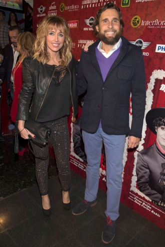 Emma García también acudió acompañada a 'Miguel de Molina al desnudo'