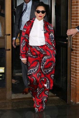 Lady Gaga saca trajes de sus cortinas viejas