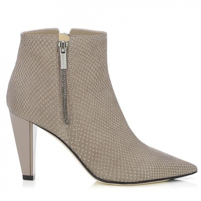 La marca Jimmy Choo luce sus botas nude en invierno