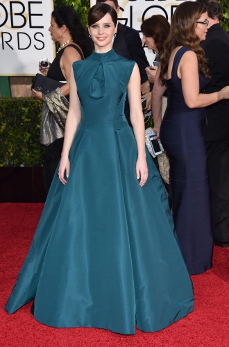 Felicity Jones, espectacular en los Globos de Oro 2015