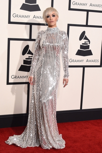 Grammys 2015: Rita Ora escoge el plata de Prada