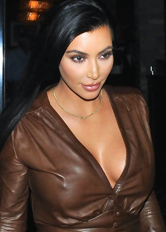 Cuero y escote, el mix preferido de Kim Kardashian