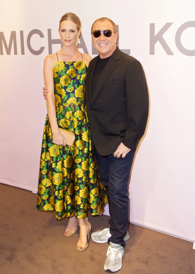 Poppy Delevingne y el diseñador Michael Kors, en el photocall del desfile