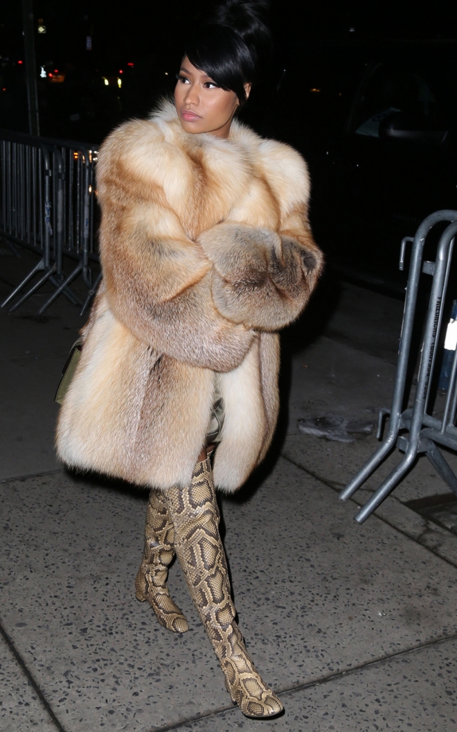 Nicki Minaj combina estampado de serpiente y pelo, todo en el mismo look
