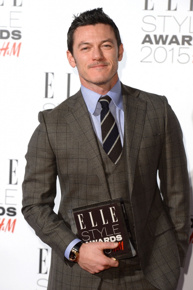 Luke Evans, premiado y radiante