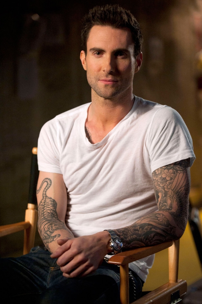 Adam Levine, sexy y tatuado