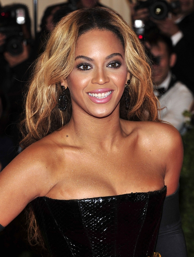 Beyoncé, espectacular con un vestido palabra de honor