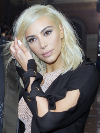 Kim Kardashian sorprendió con su look rubio platino en París