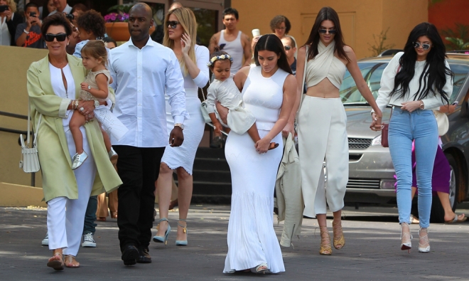 El clan Kardashian, al completo de blanco