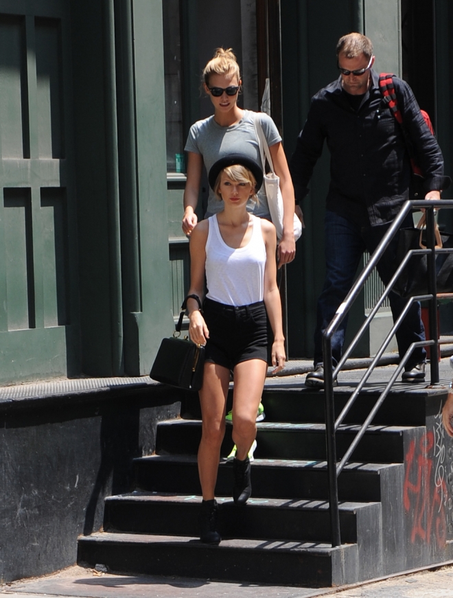 Taylor Swift y Karlie Kloss, estilo casual en la calle
