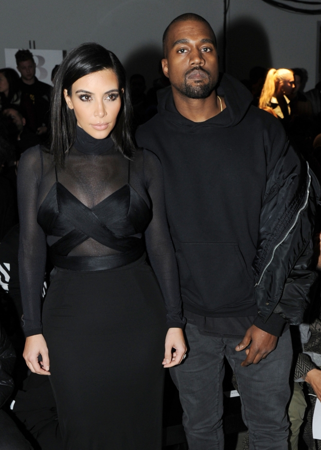 Kim Kardashian y Kanye West, total look black