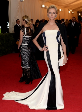 MET Gala: El vestido más elegante de Charlize Theron