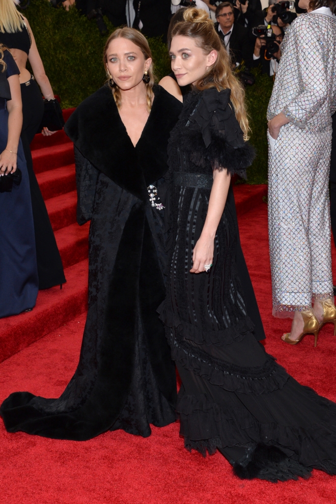 MET Gala 2015: Las gemelas Olsen, total black