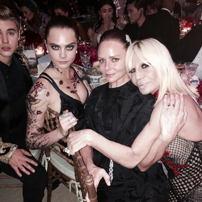 Stella McCartney, Donatella Versace, Justin Bieber y Cara Delevingne, en Instagram