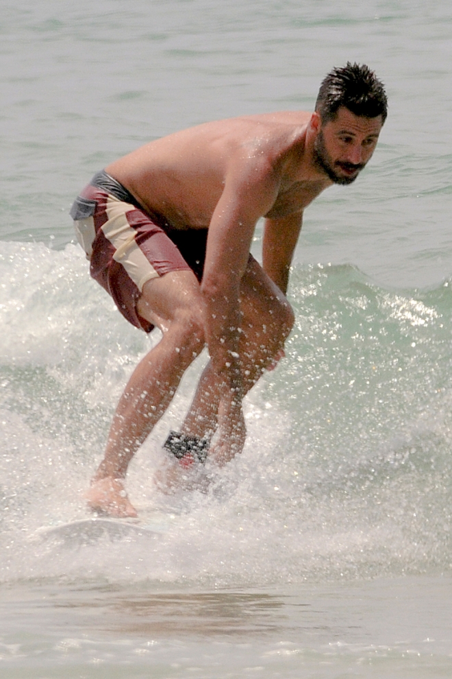 Hugo Silva, a tope con el surf