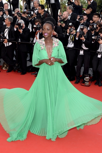 Ideas para combinar un vestido verde: looks geniales cargados de color