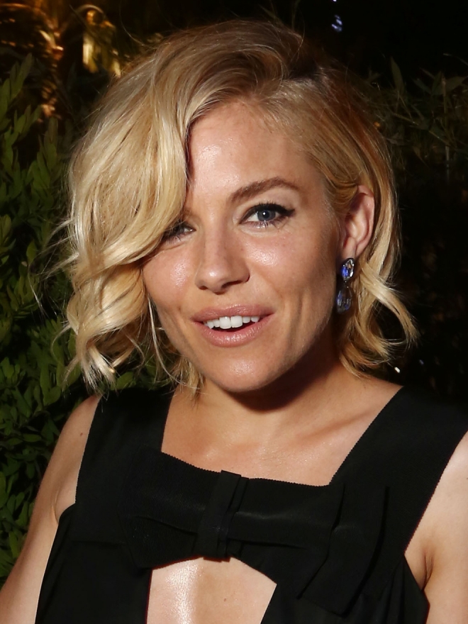 Sienna Miller prefiere marcar con maquillaje sus ojos en las noches de Cannes 2015