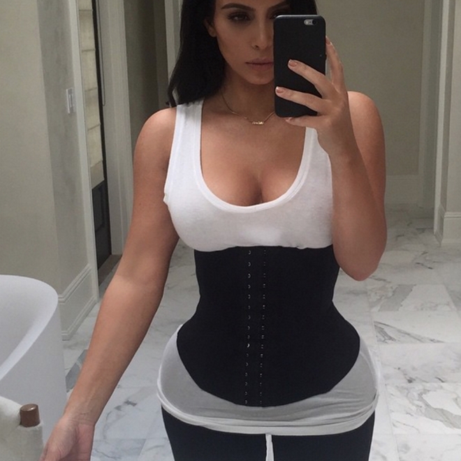 Selfies de Kim Kardashian: autofotos delante del espejo con corsé