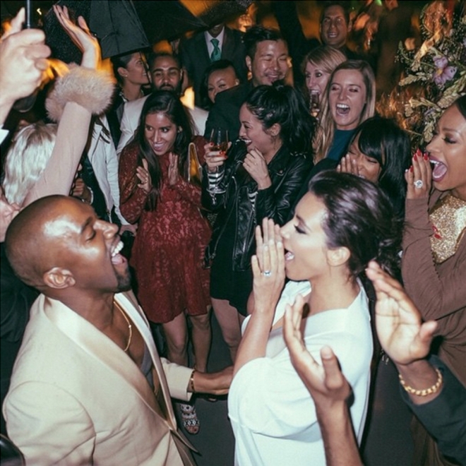 Kim Kardashian y Kanye West, bailando en su celebración pre-boda