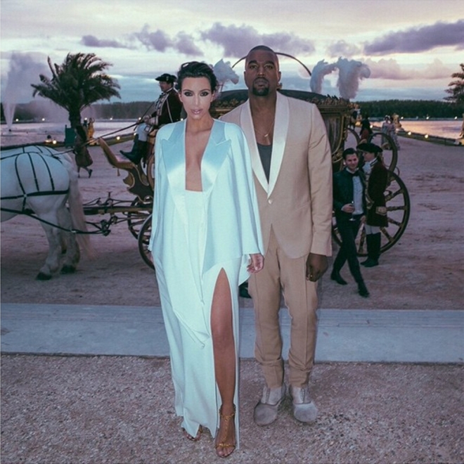 Kim Kardashian y Kanye West vistieron de Margiela en su pre-boda