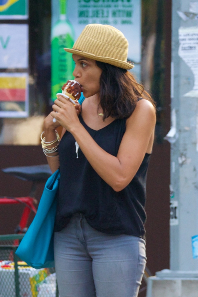 Rosario Dawson también disfruta de los helados