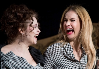 Helena Bonham Carter y Lily James, risas en Cenicienta