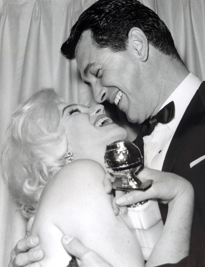 Marilyn Monroe, muy sonriente recogiendo un premio