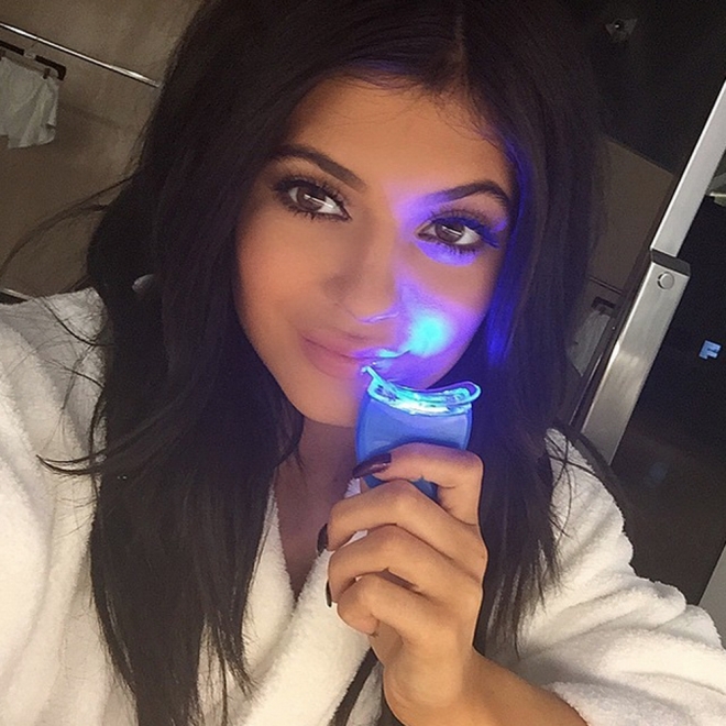 Kylie Jenner blanquea sus dientes