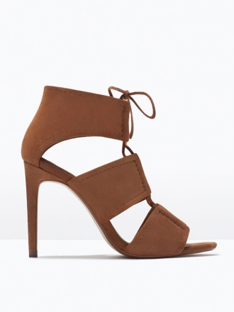 Las sandalias atadas al tobillo son lo más en Zara esta temporada