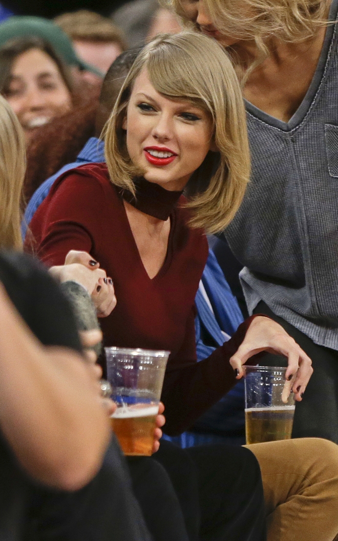 Taylor Swift, disfrutando de un partido de la NBA