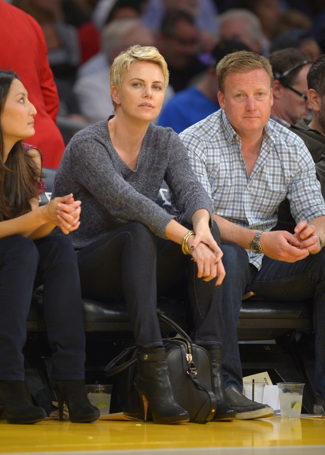 Charlize Theron también disfruta de la NBA