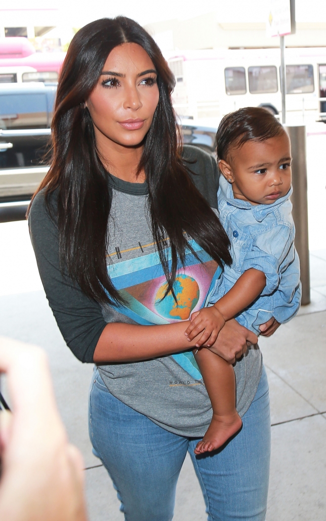 Kim Kardashian, con North West en total look denim