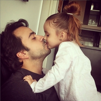 Luis Fonsi se come a besos a su hija en el Día del Padre