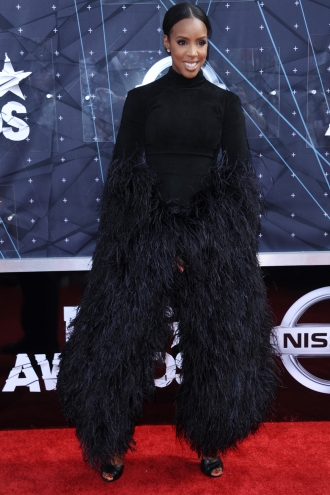 BET Awards 2015: Kelly Rowland a tope de plumas