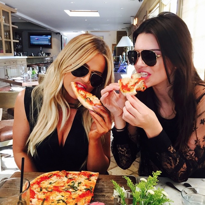 Famosas comiendo: Khloé Kardashian y Kendall Jenner, amantes de la pizza