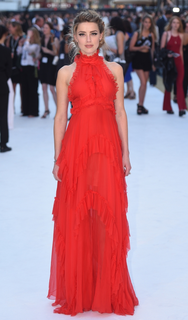 Vestidos rojos: el inigualable estilo de Amber Heard