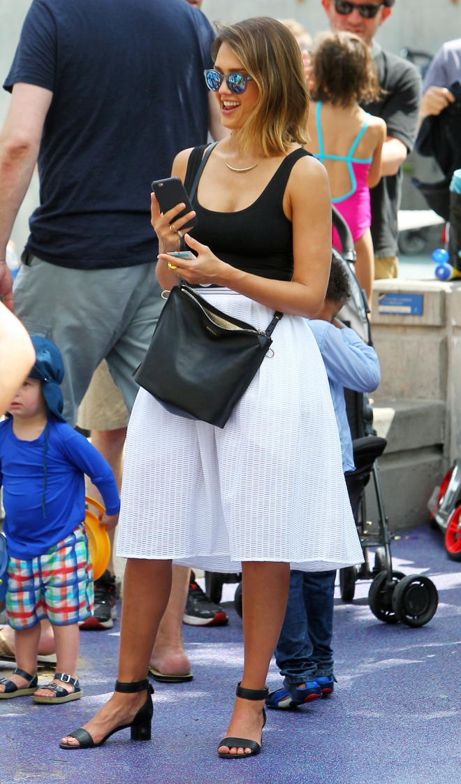 Jessica Alba también apuesta por las faldas blancas